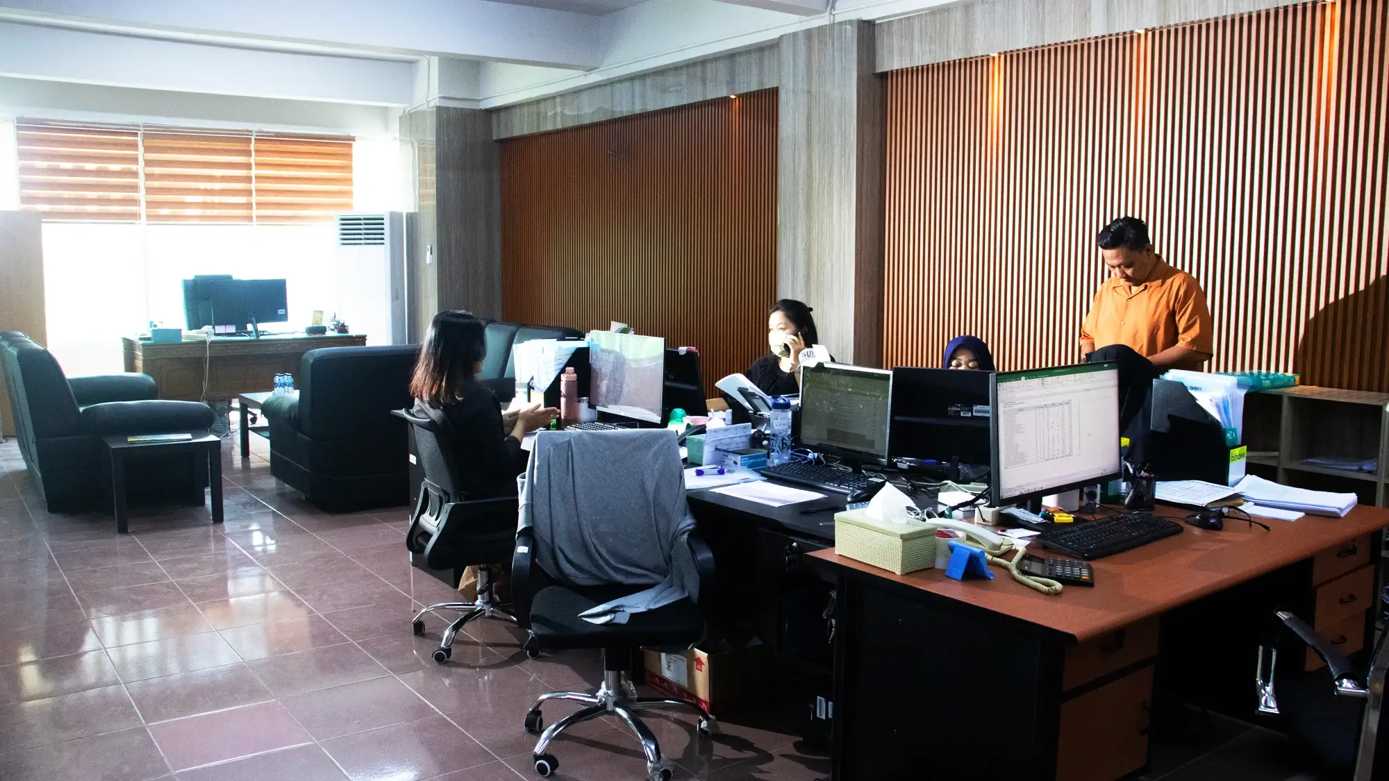 Karyawan bekerja di kantor Kwangcheon Kim Indonesia